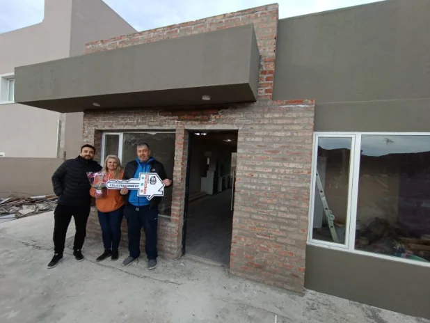 Entrega de llaves a una familia cliente
