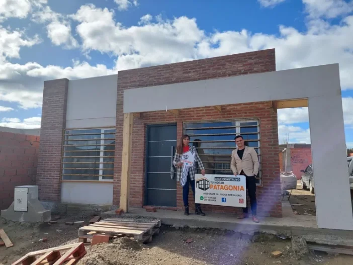 Entrega de vivienda a familia cliente