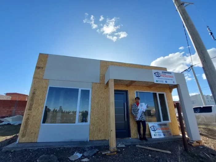Entrega de vivienda a familia cliente