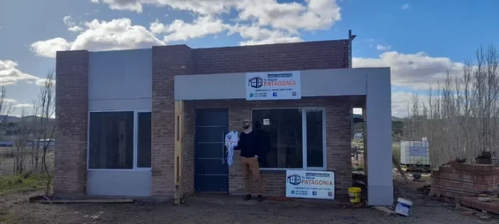 Entrega de vivienda a familia cliente